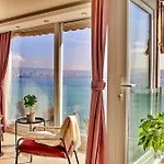 Sea View 3Br Flat - Steps From Coast Road