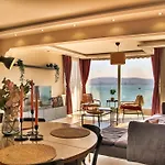 Sea View 3Br Flat - Steps From Coast Road