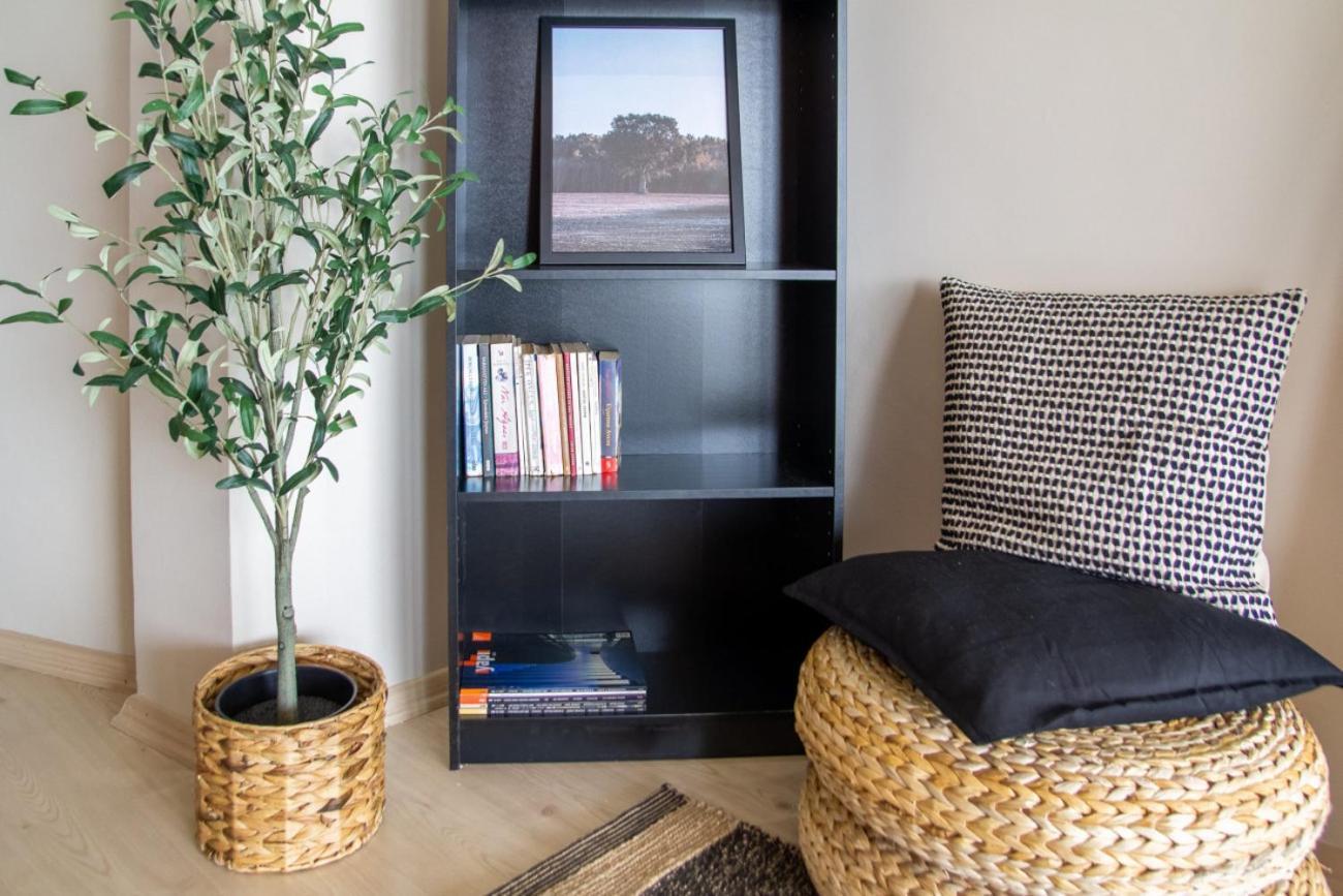 Sea View 3br Flat - Steps From Coast Road *