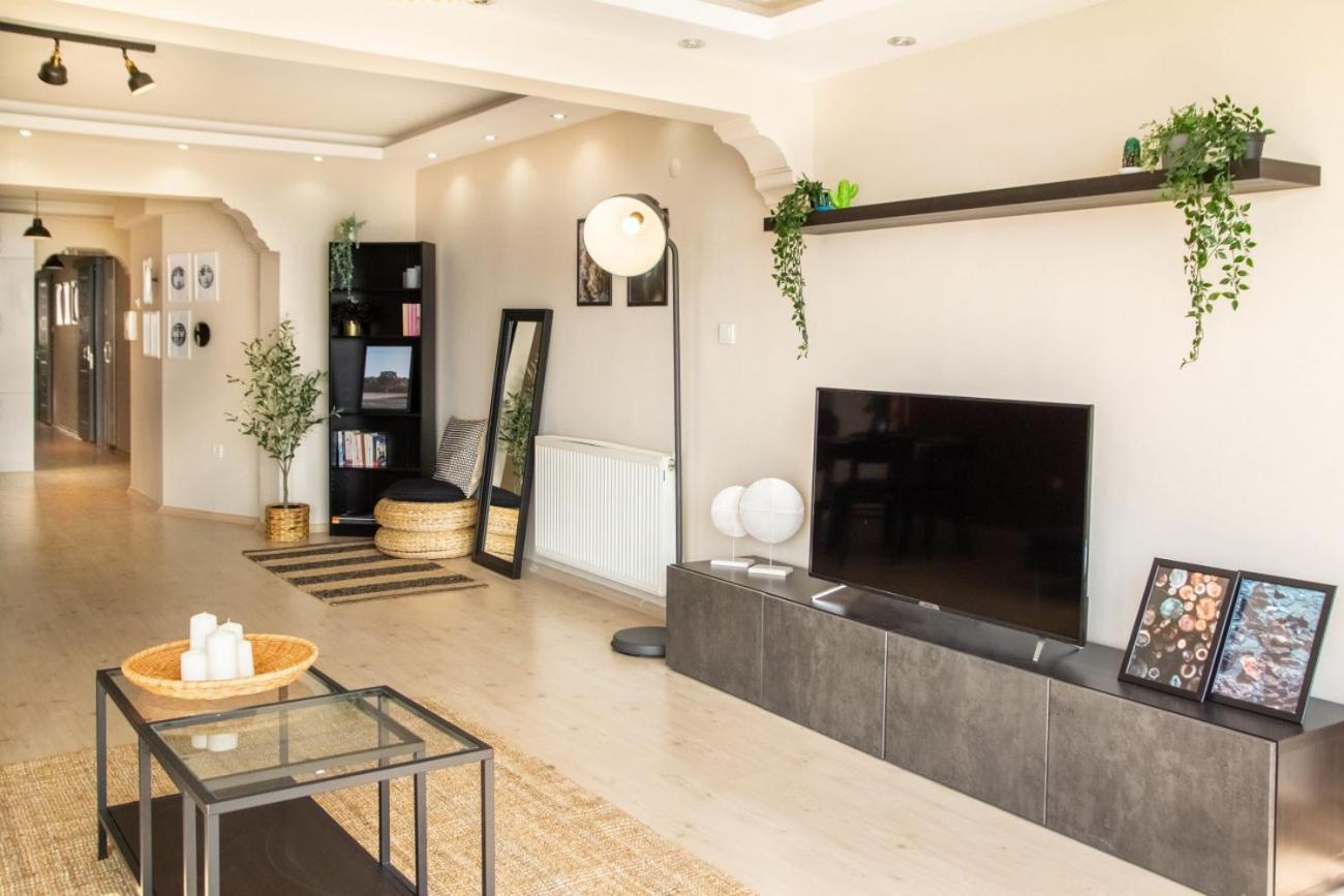 Sea View 3br Flat - Steps From Coast Road Apartment Izmir