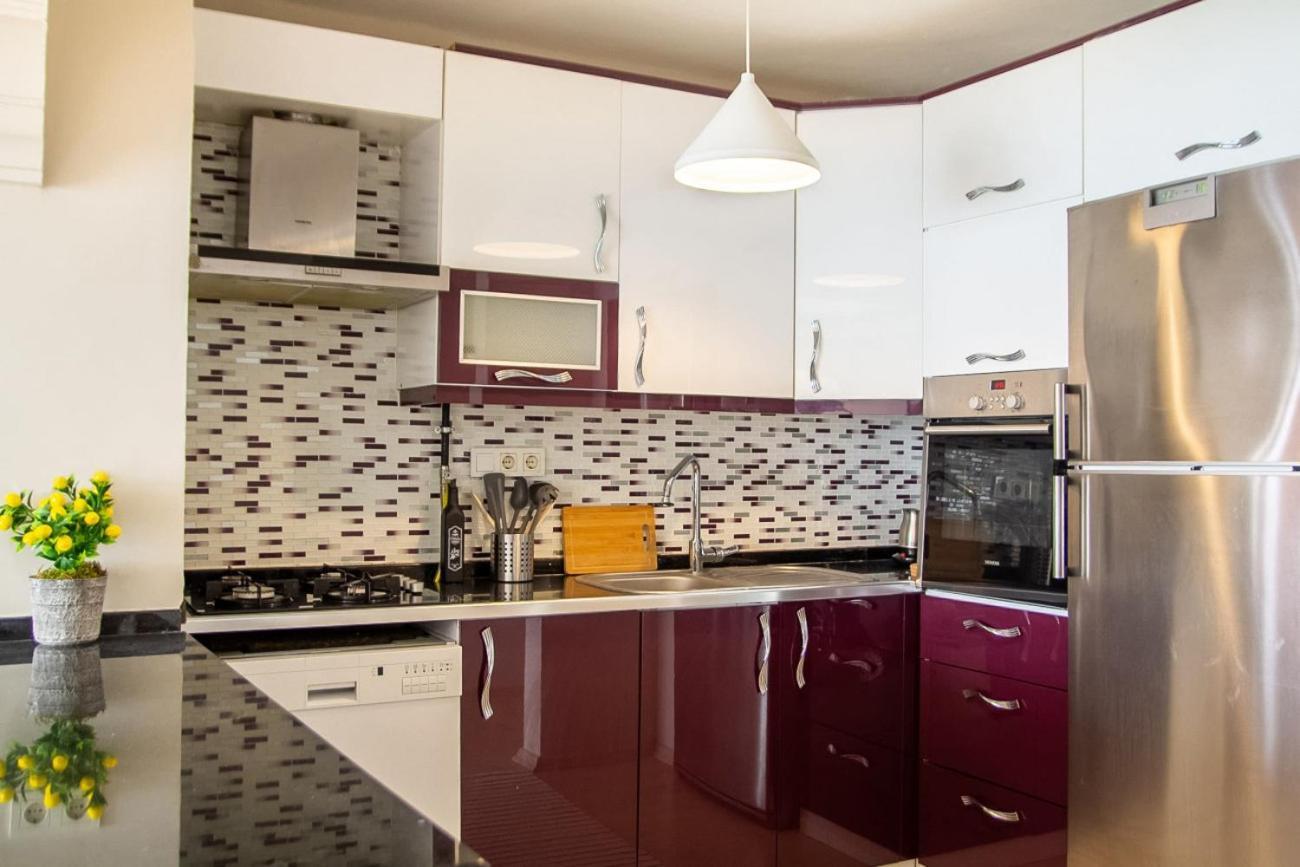 Sea View 3br Flat - Steps From Coast Road *