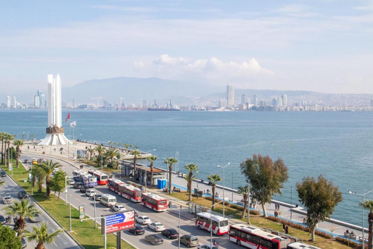 Apartment Sea View 3br Flat - Steps From Coast Road *