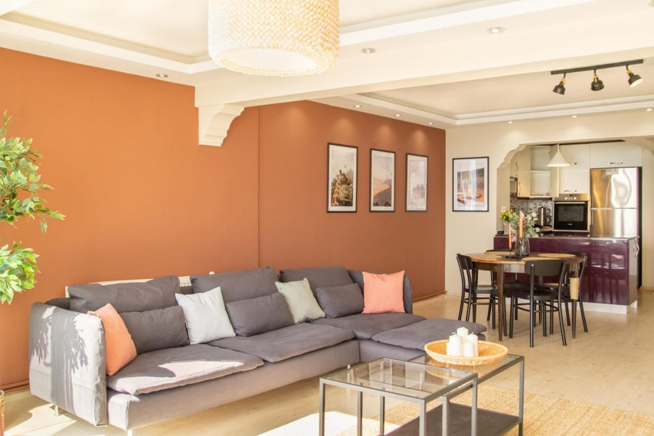 Apartment Sea View 3br Flat - Steps From Coast Road Izmir