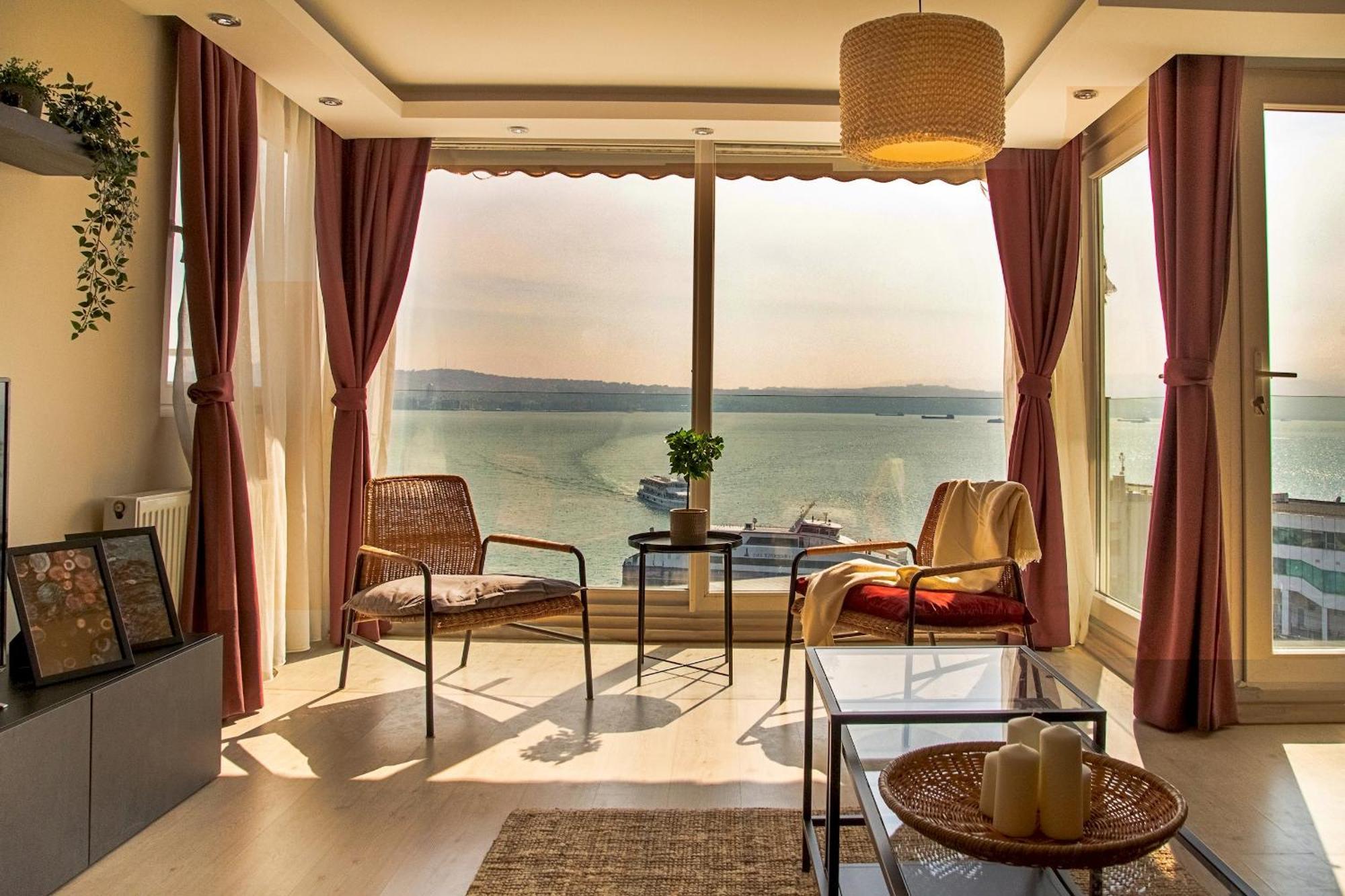 Sea View 3br Flat - Steps From Coast Road Izmir