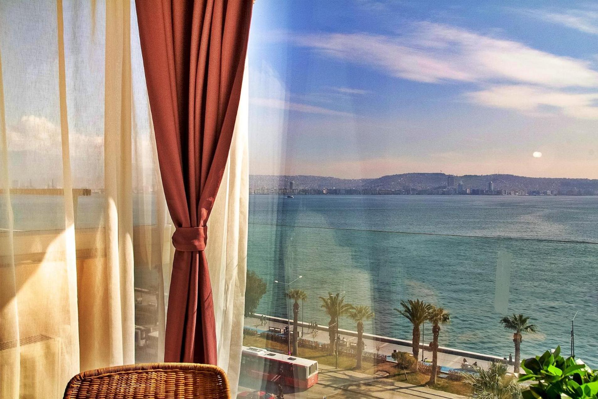 Sea View 3br Flat - Steps From Coast Road *